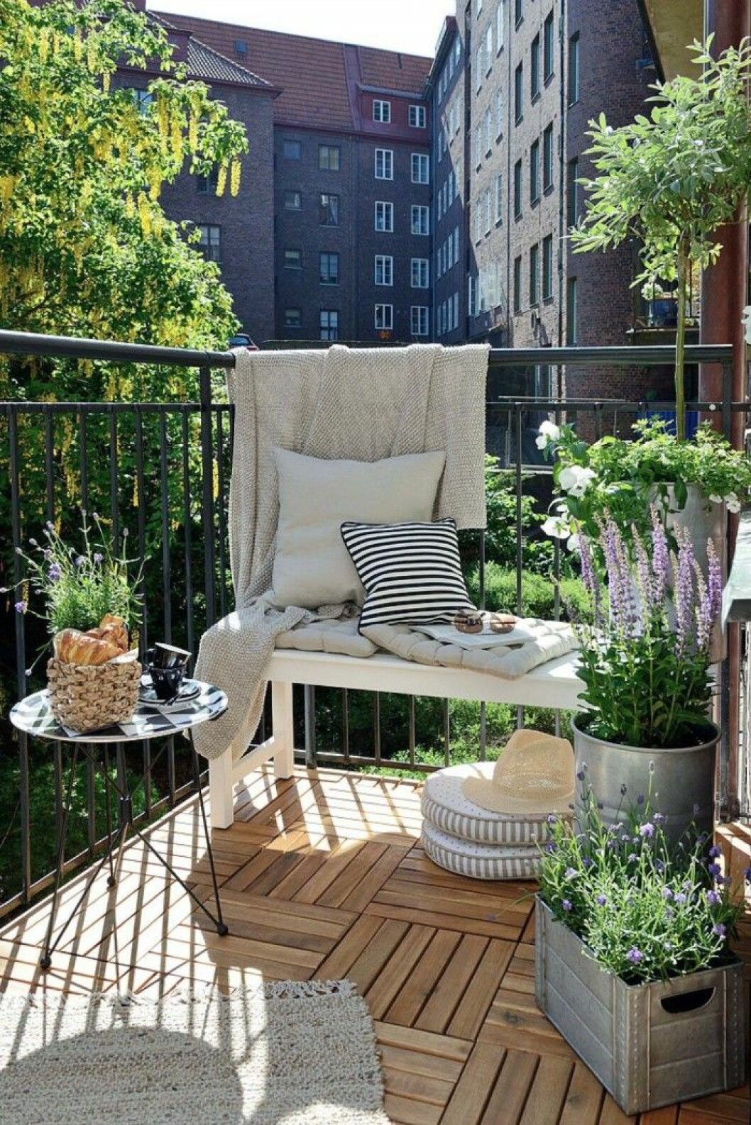 Via: <a href="http://happymodern.ru/otdelka-balkonov-vnutri-45-foto-raznoobrazie-variantov/" target="_blank" rel="noopener">Happy Modern</a> 16. balkong med lavendel.