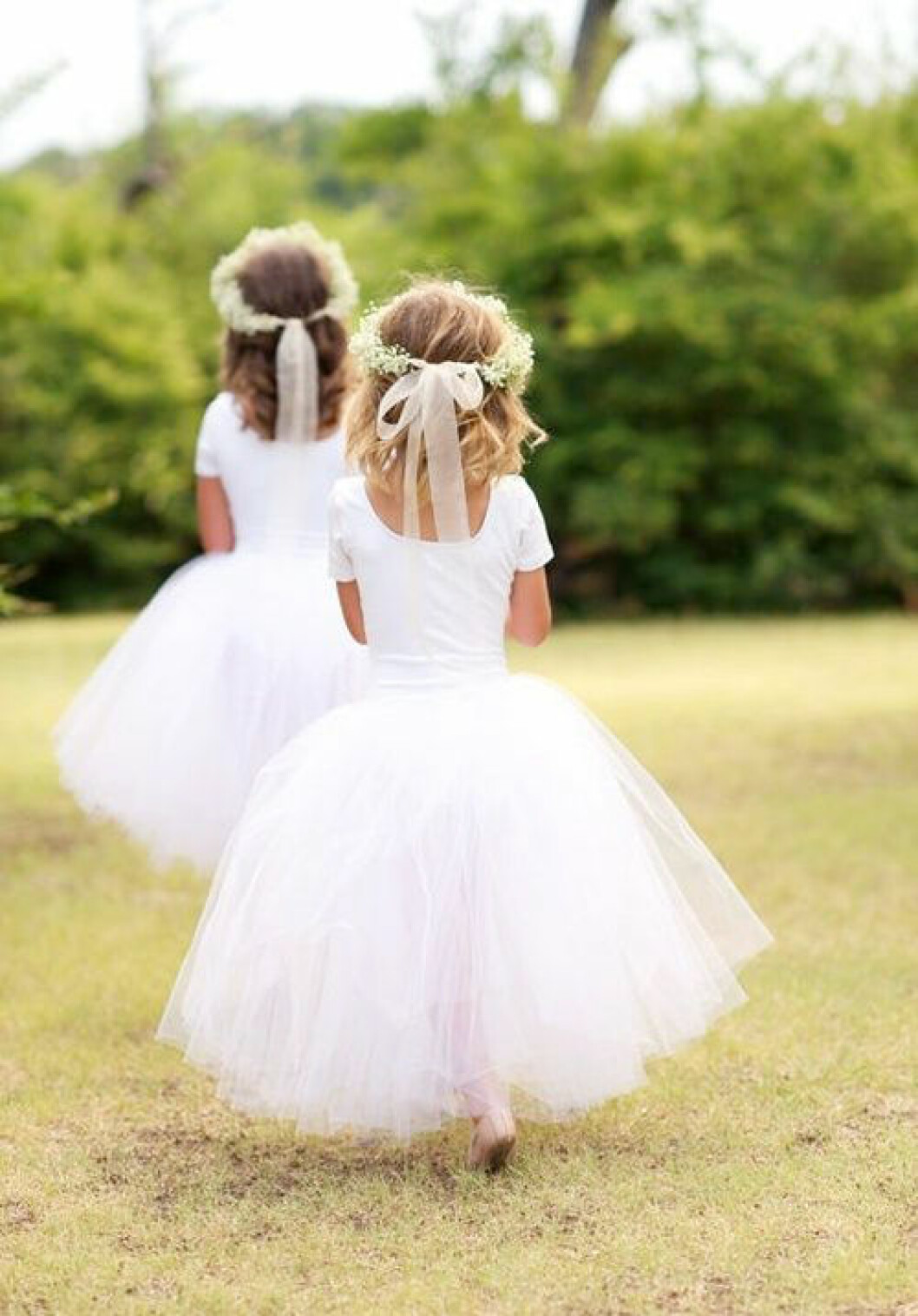 Via: <a href="https://www.etsy.com/se-en/listing/178498882/girls-long-tutu-tulle-skirt-flower-girl?utm_source=Pinterest&utm_medium=PageTools&utm_campaign=Share" target="_blank" rel="noopener">Etsy</a> Brudnäbbar som matchar bruden.