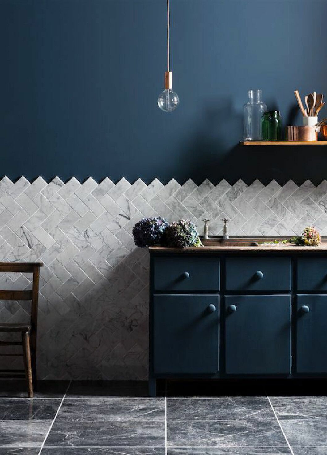 Via: <a href="http://messagenote.com/wp-content/uploads/2015/07/Carrara-Polished-Marble-Black-Emperador-Honed-Marble-tiles-in-this-kitchen-interiors.-Love.jpg" target="_blank" rel="noopener">Message Note</a> Mörkmålad vägg och marmor.