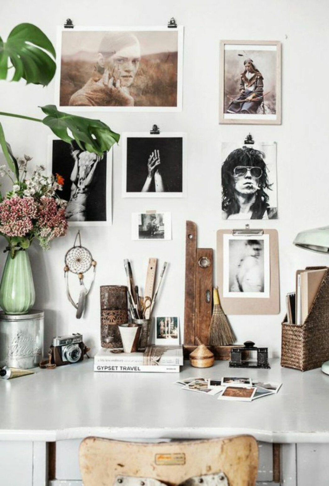 Foto via: DIY fun world Fotografier slarvigt uppsatta med klämmor för en avslappnad touch