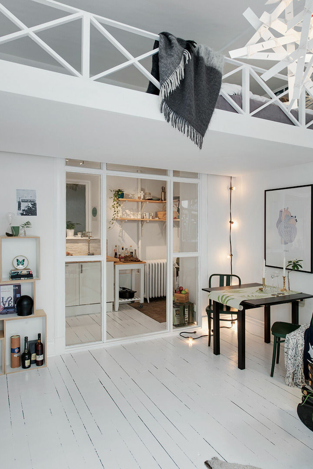 Foto: <a href="http://www.alvhemmakleri.se/" target="_blank" rel="noopener">Alvhem</a> Ett platsbyggt loft med kök och köksdel under