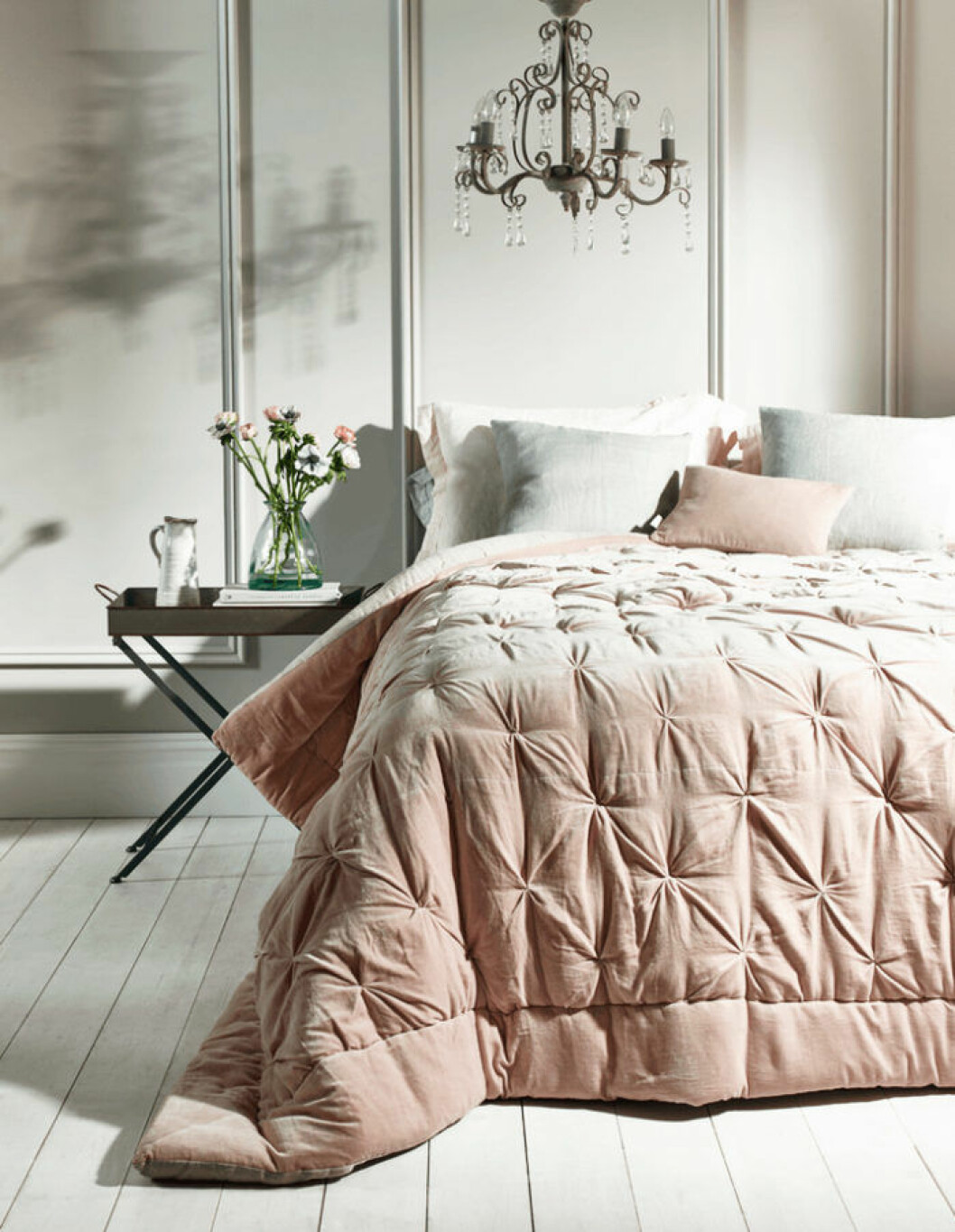 Foto: <a href="http://www.coxandcox.co.uk/textiles/quilts-bedspreads/pin-tucked-velvet-and-linen-blush" target="_blank" rel="noopener">Cox & Cox</a> Rosa sammetsöverkast