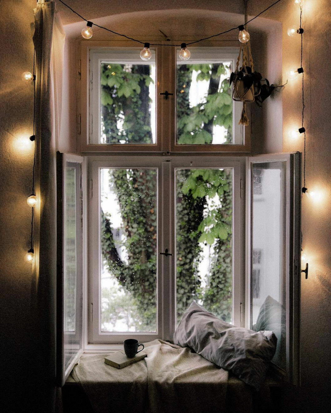 Foto via: Lux et amor Fönsterbräda med djup nisch som skapar sittplats, runt är en ljusslinga placerad för maximalt mys