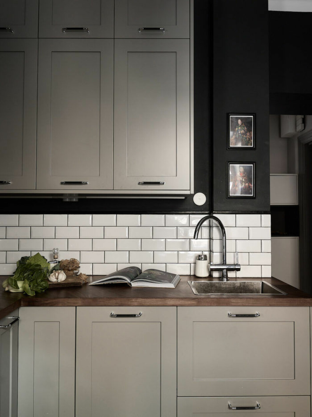 Mörkgrönt kök med ljusgrå köksluckor från Picky living. Vitt och blankt metrokakel, valnötsskiva.