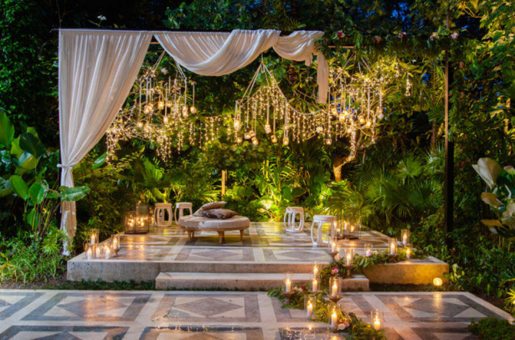 Foto via: <a href="https://www.praisewedding.com/archives/10493" target="_blank" rel="noopener">Praise wedding</a> Bröllopsdekoration utomhusbröllop, med ljusslingor.