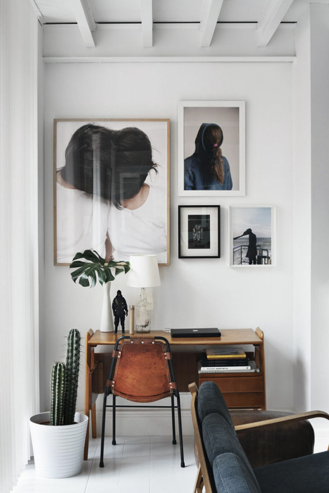 Via: <a href="https://www.iconscorner.com/blog/decorar-con-cactus-espinas-de-inspiracion/" target="_blank" rel="noopener">Icons Corner</a> Skrivbord, skinnstol. Kaktus