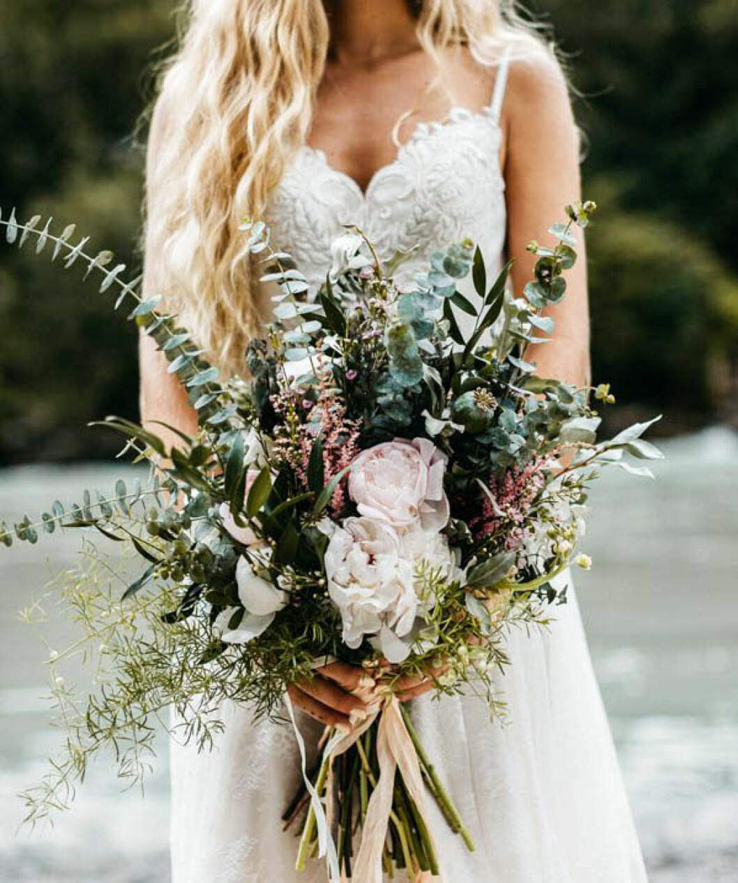 Foto via: <a href="http://junebugweddings.com/wedding-blog/magical-mendenhall-glacier-wedding-with-waterfalls-and-wildflowers/" target="_blank" rel="noopener">Junebug weddings</a> Eukalyptus är ett bra alternativ att ha i bröllopsbuketten.