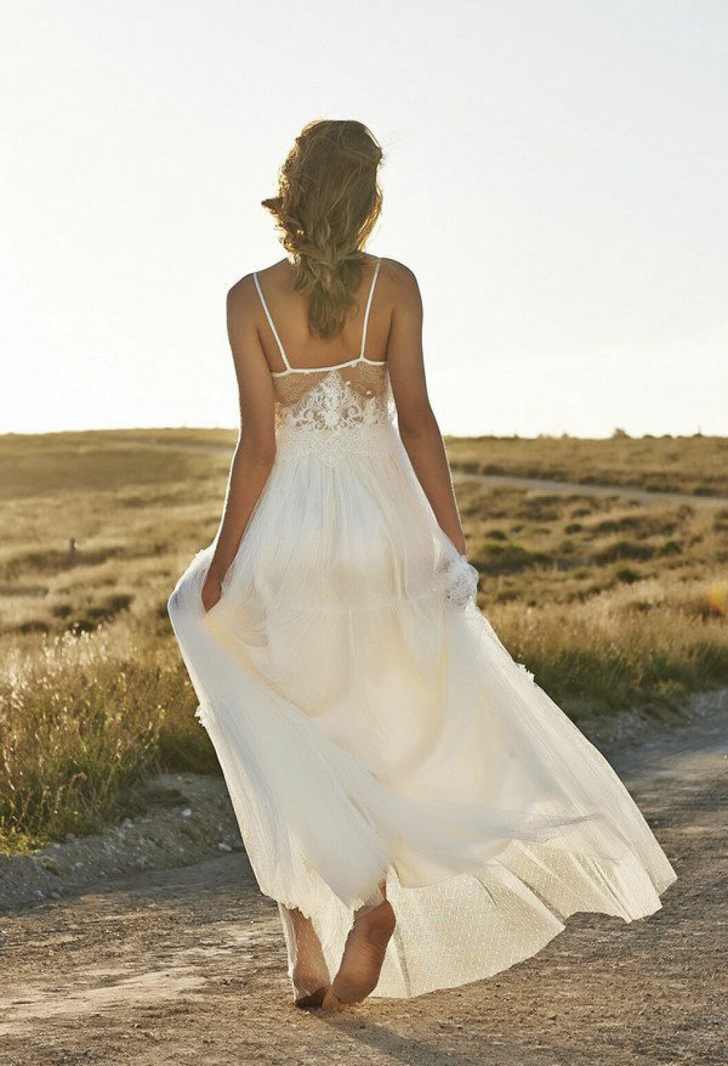 Via: <a href="http://www.confettidaydreams.com/wp-content/uploads/2014/05/Bohemian-Wedding-Dress-and-gowns-00007.jpg" target="_blank" rel="noopener">Confetti Daydreams</a> Enkelt och vitt.