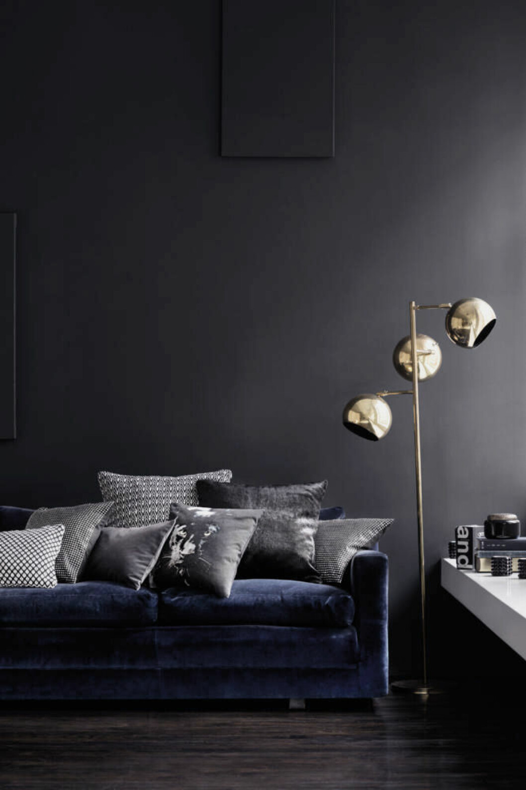 Via: <a href="http://residencestyle.com/wp-content/uploads/2015/04/Dark-Wall-living-room-furniture-With-Velvet-Sofa-and-beautiful-Pillow.jpg" target="_blank" rel="noopener">Residence Style</a> Mörka toner med guldiga detaljer.