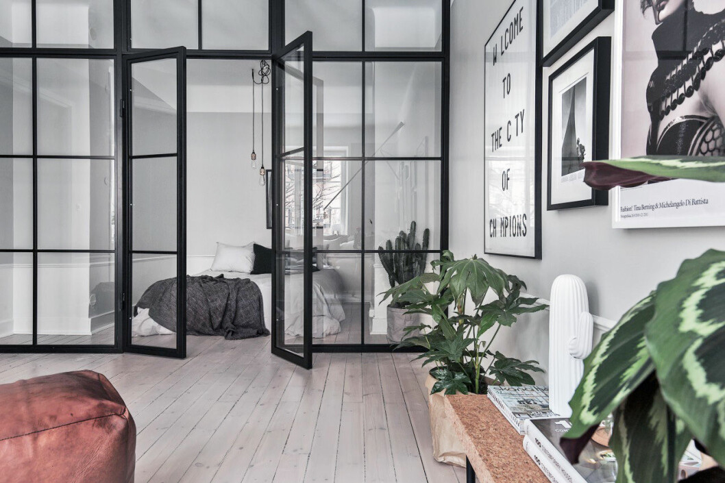 Styling: <a href="http://www.scandinavian-homes.se/styling-av-frodingsvagen-12/" target="_blank" rel="noopener">ScandinavianHomes</a> Foto: Adam Helbaoui/<a href="http://www.kronfoto.se/" target="_blank" rel="noopener">Kronfoto</a> för <a href="http://www.skandiamaklarna.se/" target="_blank" rel="noopener">Skandiamäklarna</a> 17. glass-walls-skandiamaklarna2