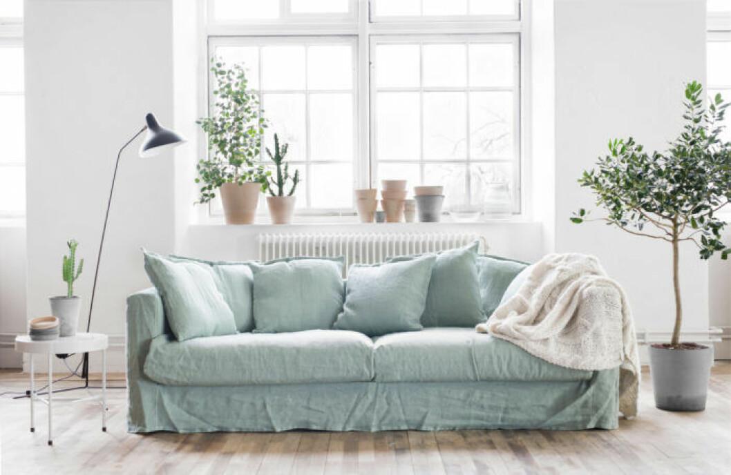 Soffa i trendig loose fit-klädsel av 100% linne i en ljus pärongrön nyans