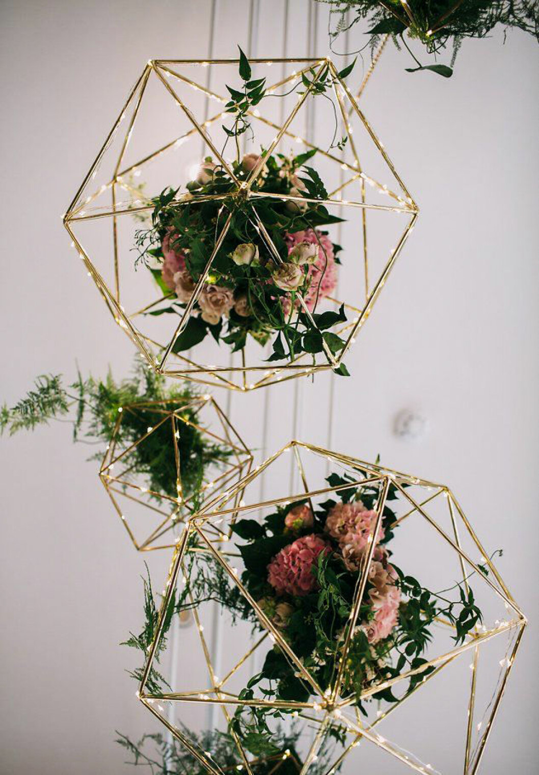 Fot via: <a href="https://whitemag.com/blog/sally-ash-an-anniversary-wedding/" target="_blank" rel="noopener">Whitemag</a> Bröllopsdekoration med ljusslingor och blommor.