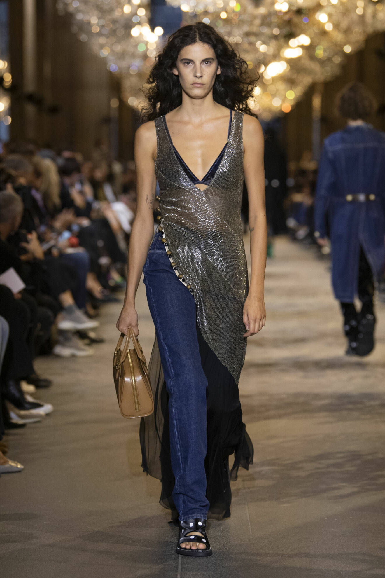 Skimrande klänning med högmidjade jeans från Louis Vuitton SS22.