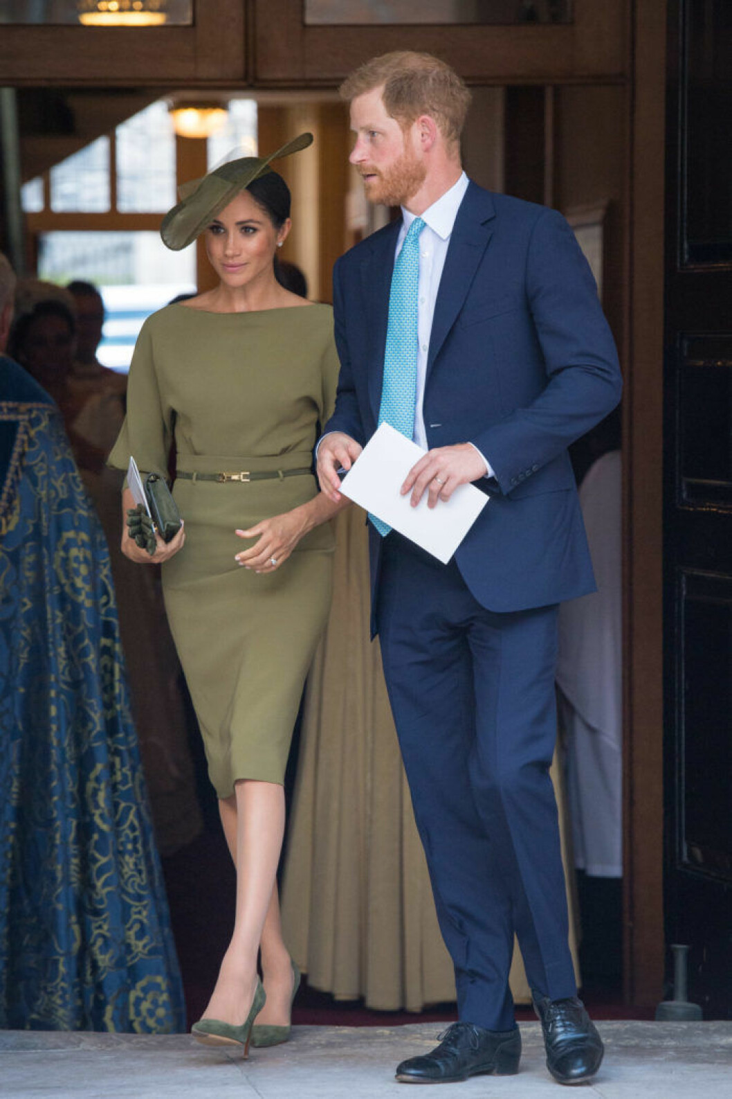 Meghan bar en grön klänning på prins Louis dop.