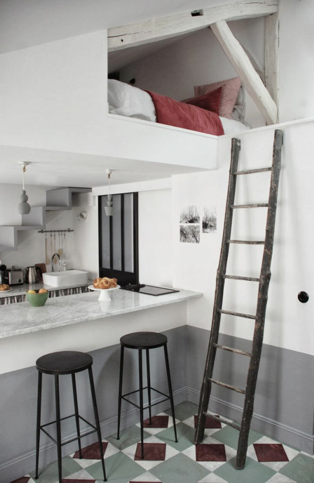 Via: Living In A Shoebox Ett sovloft på en kattvind tar tillvara på varje kvadrat