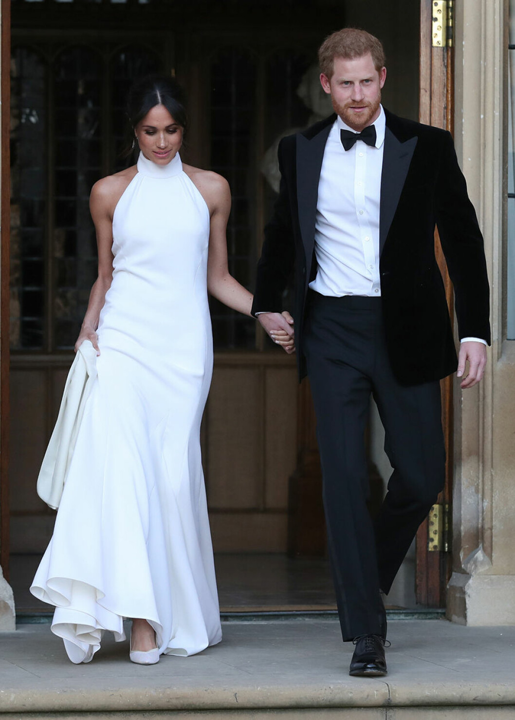 Meghan Markles något mer dansvänliga klänning dagen till ära kommer från Stella McCartney. De vita skorna är från Aquazzura. Meghan Markle och Prins Harry