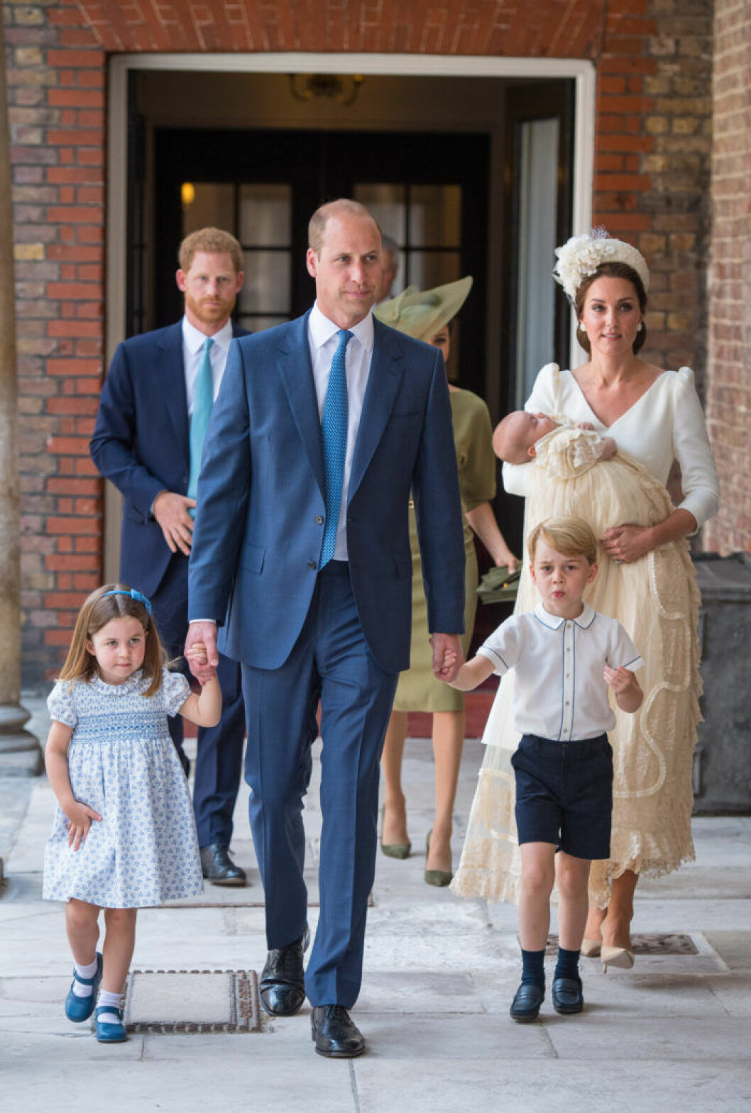 Hela familjen med Will, Kate, Charlotte, George och huvudpersonen Louis anländer till den senares dop. 