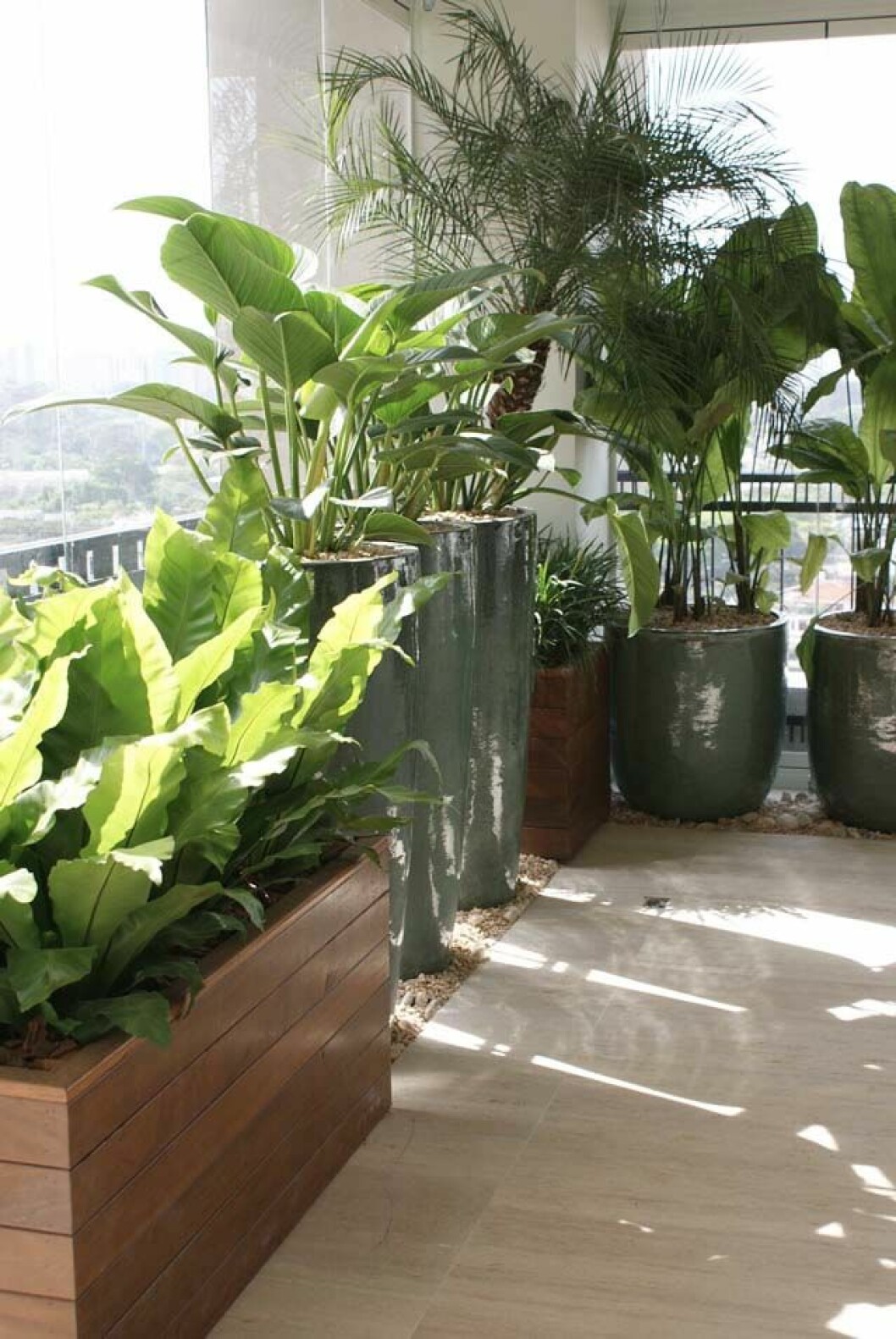 Via: <a href="http://gardensofmylife.blogspot.se/2012/01/varandas-garden-on-balcony.html" target="_blank" rel="noopener">Gardens of My Life</a> Massor av växter.