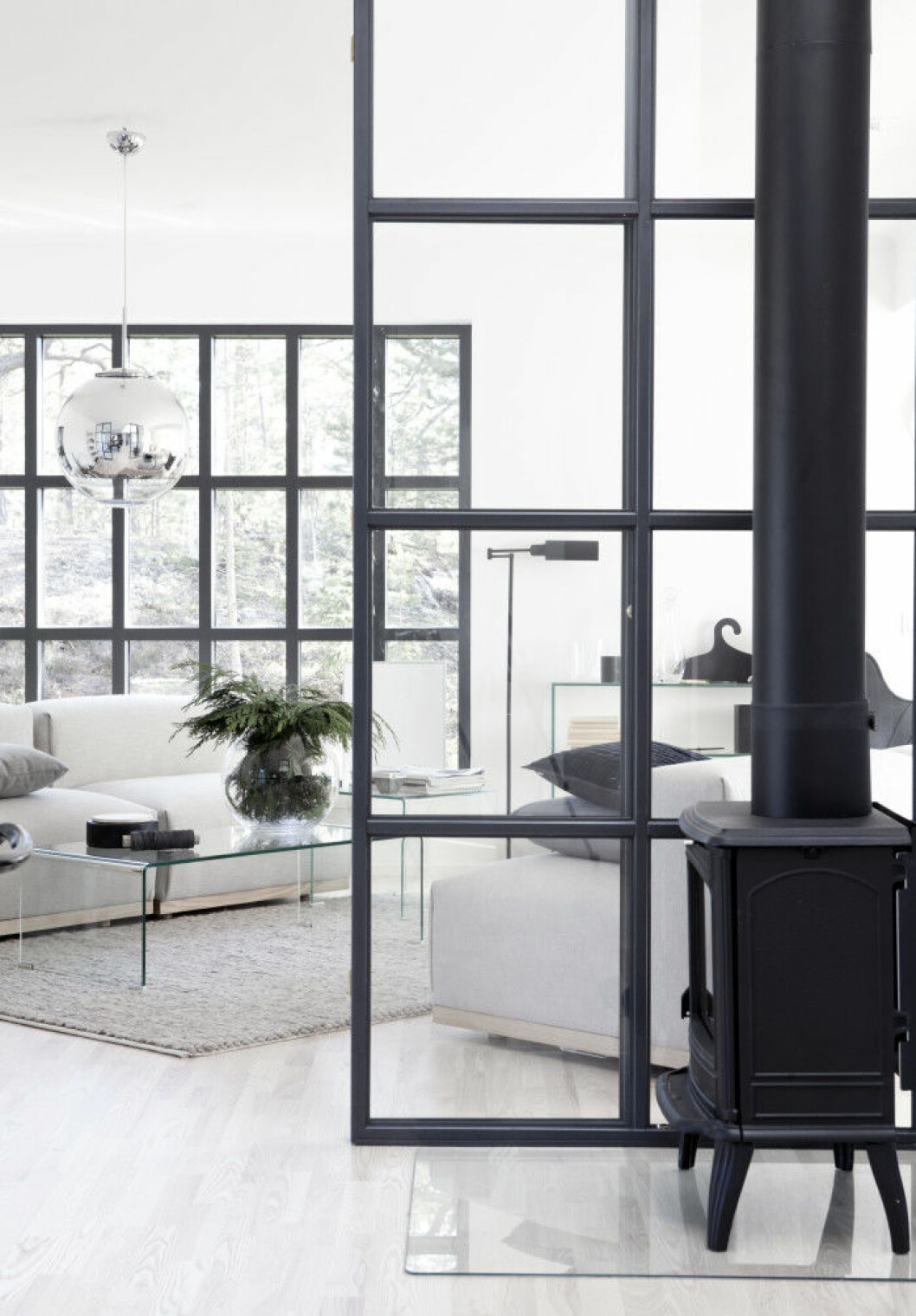 Foto och styling: <a href="http://annaleenashem.blogspot.se/" target="_blank" rel="noopener">Annaleena Leino-Karlsson</a> för <a href="http://blooc.se/" target="_blank" rel="noopener">Blooc</a> glasfönster med svarta ramar.