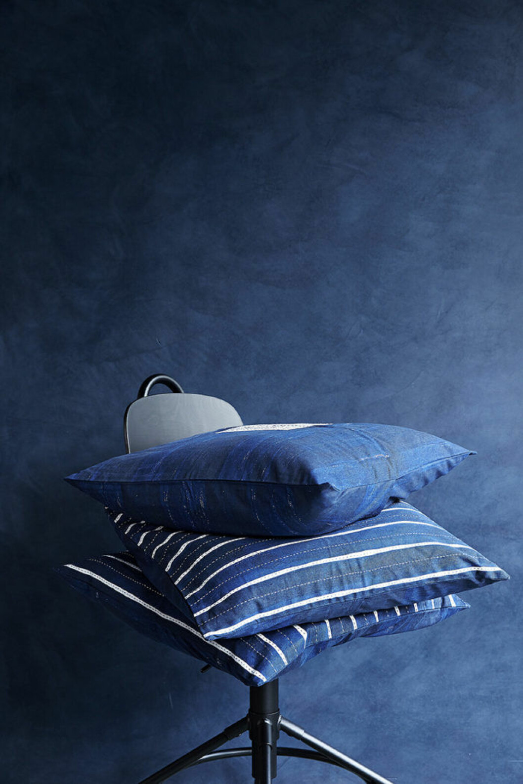 Blåa kuddar från Ikea.