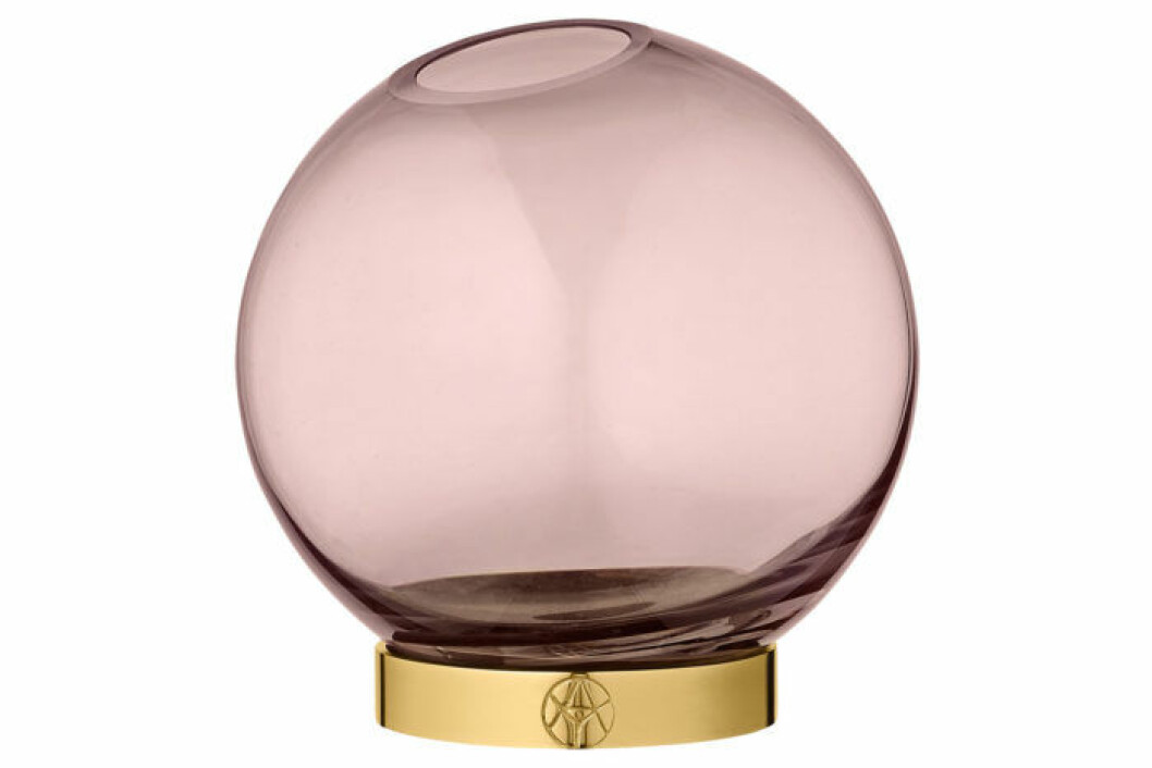 Rund vas i tonat rosa glas med ett underrede i polerad mässing.