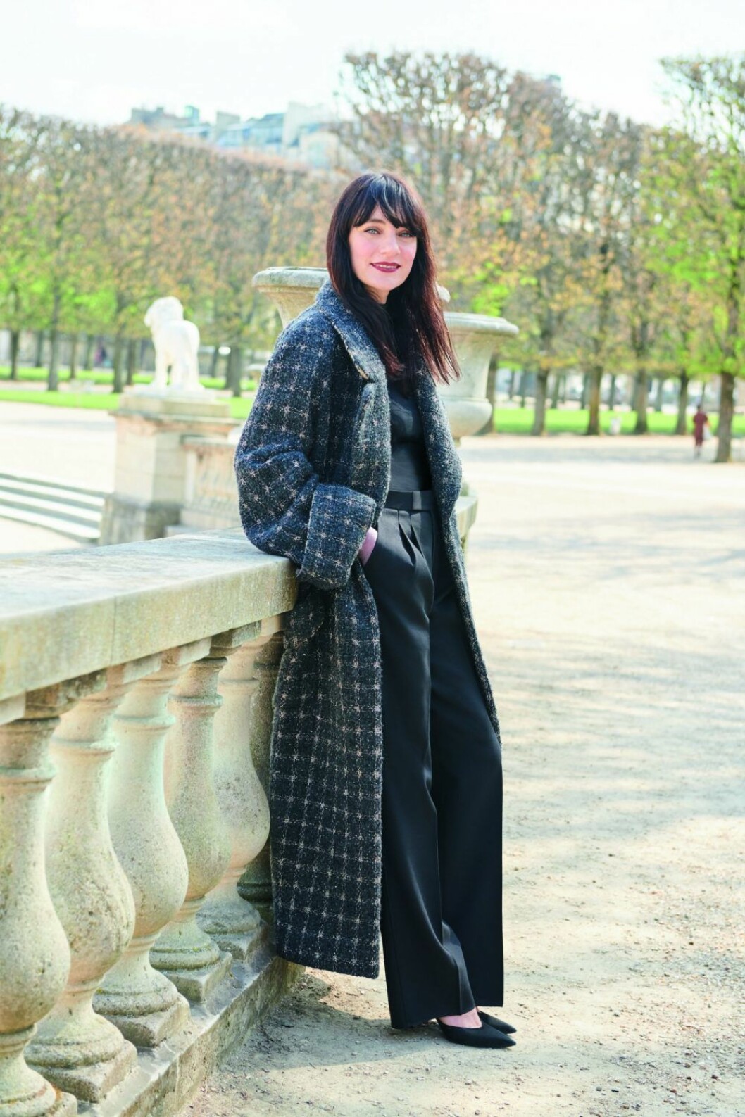Lucia Pica i Tuilerierna i Paris. ”Svart och vitt är det första jag tänker på när jag tänker på Gabrielle Chanel.” Lucia Pica i Tuilerierna i Paris.