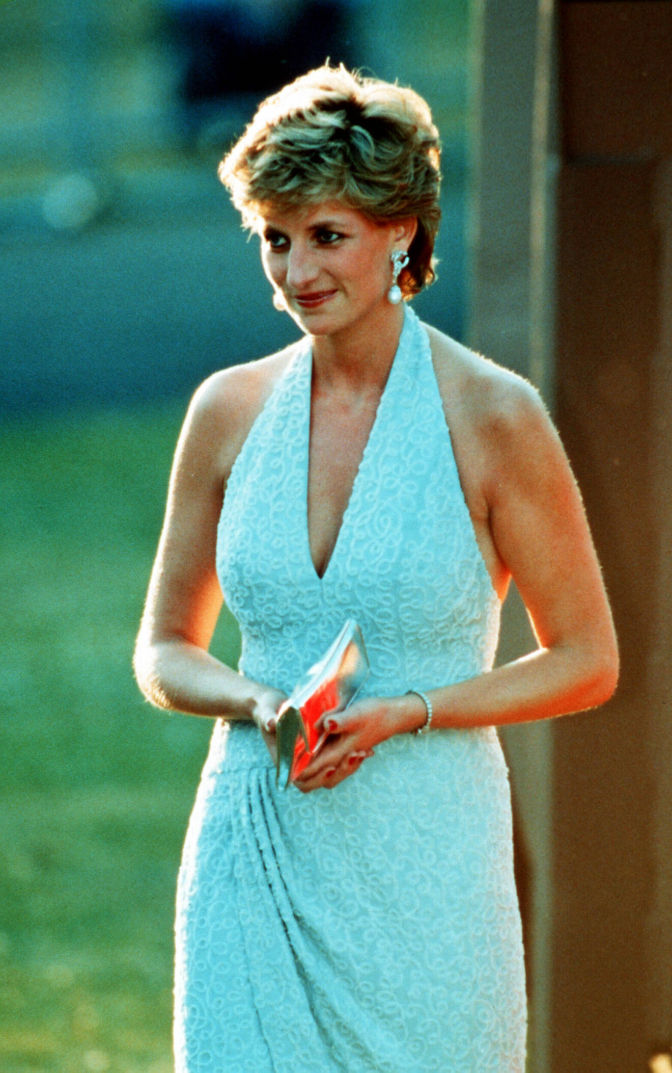 Diana i en tuskos cocktailklänning och kort frisyr 1995.