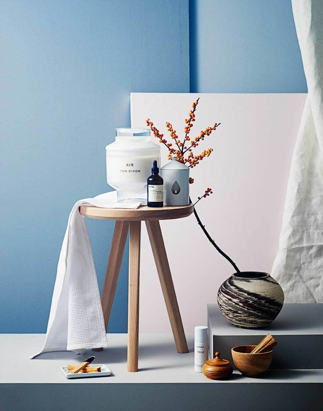 Styling: Gustav Broström Foto: August Eriksson Inred med doftljus i hemmet.