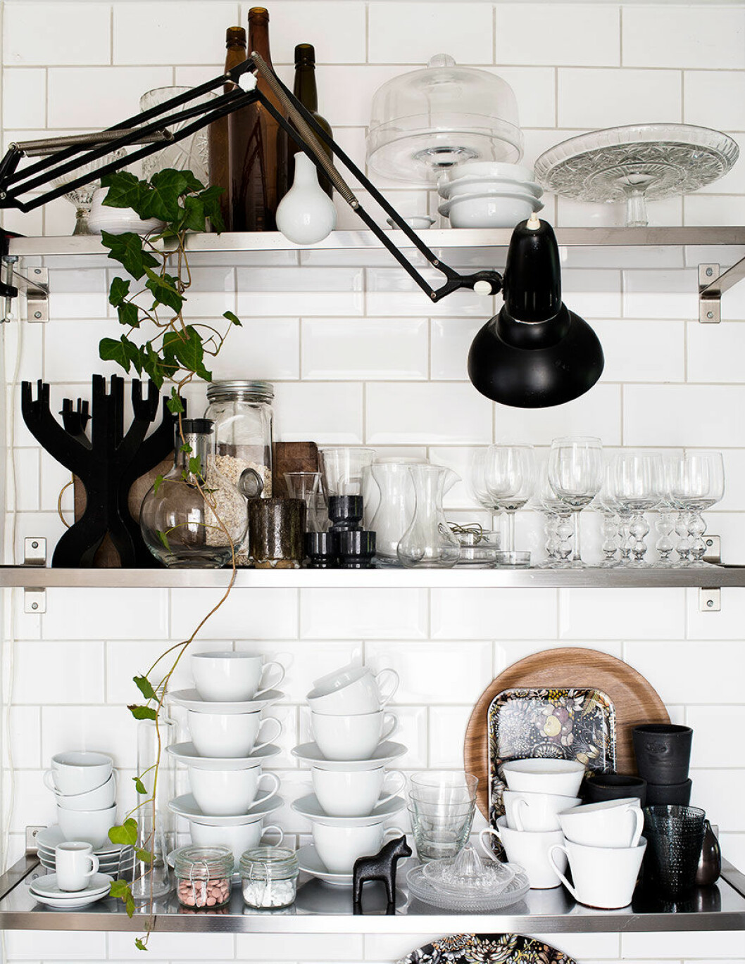 Förvaring i vår bloggare Daniella Wittes supersnygga kök – rostfria hyllor från Ikea som rymmer allt som används i vardagen. Bild från ”<a href="https://www.elle.se/decoration/halsa-pa-i-var-bloggare-daniella-wittes-makalosa-hem/" target="_blank" rel="noopener">Kika in i vår bloggare Daniella Wittes makalösa hem</a>” Foto och styling: Daniella Witte Organisera köket.