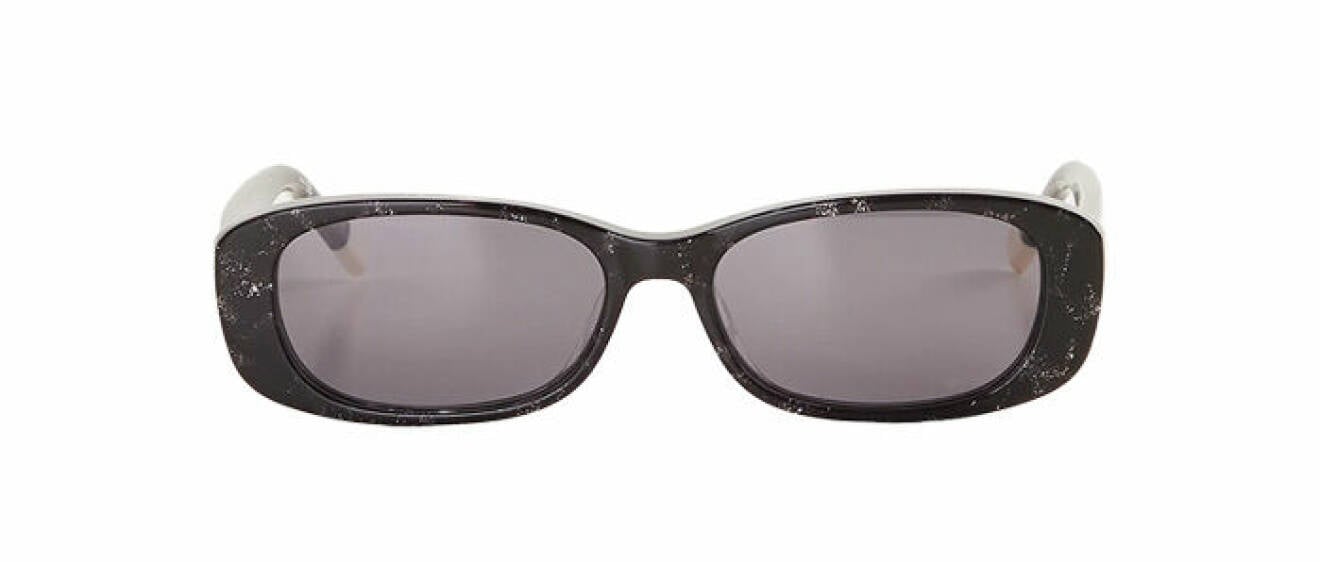 svarta handgjorda solglasögon från Le Specs att ge bort i present till 20 åring