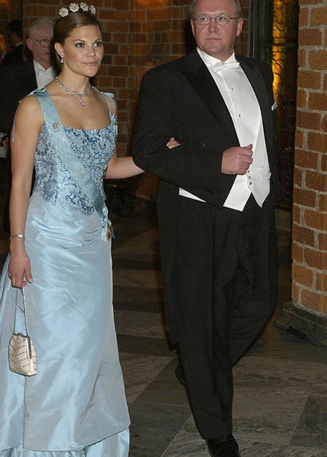 Kronprinsessan Victoria i en isblå klänning av Lars Wallin.