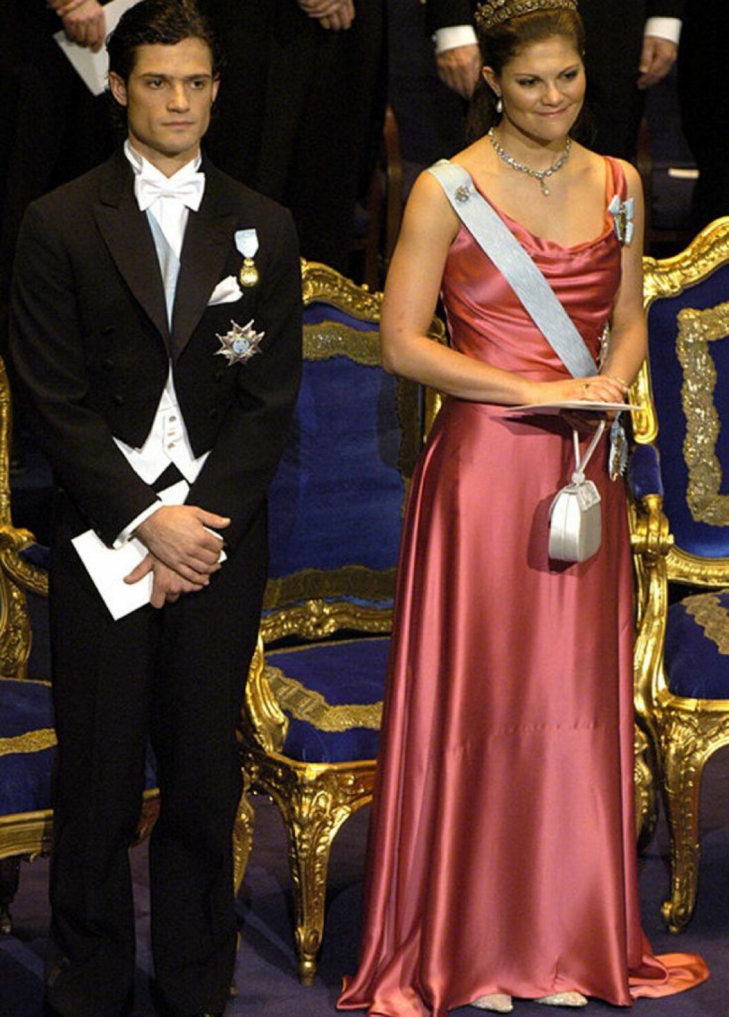 Kronprinsessan Victoria i en rosa sidenklänning.