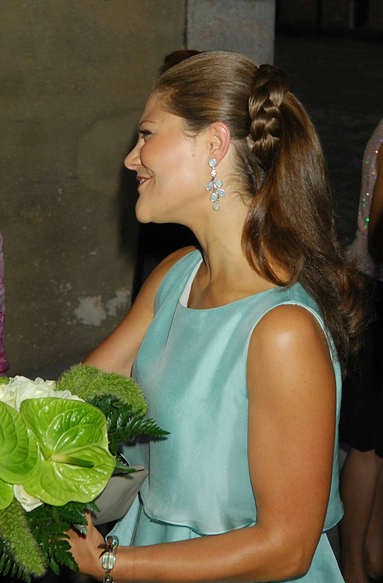 Kronprinsessan Victoria 2008 med en inbakad fläta i frisyren.