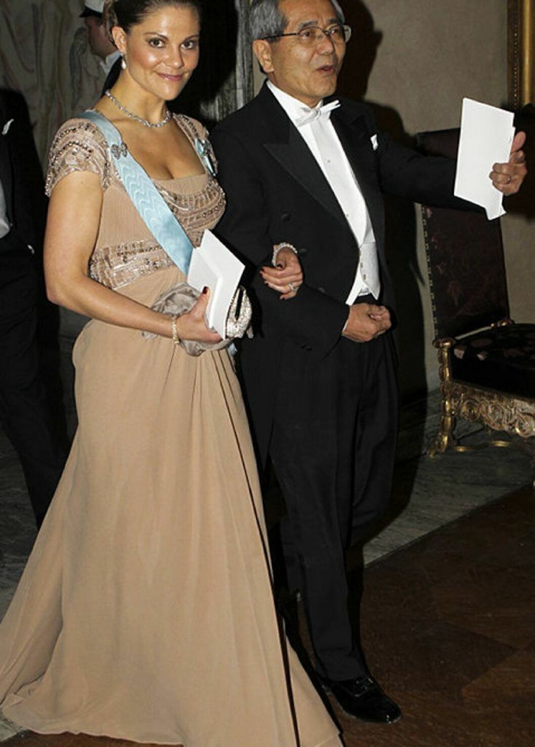 Kronprinsessan Victoria i en beige klänning av Elie Saab.