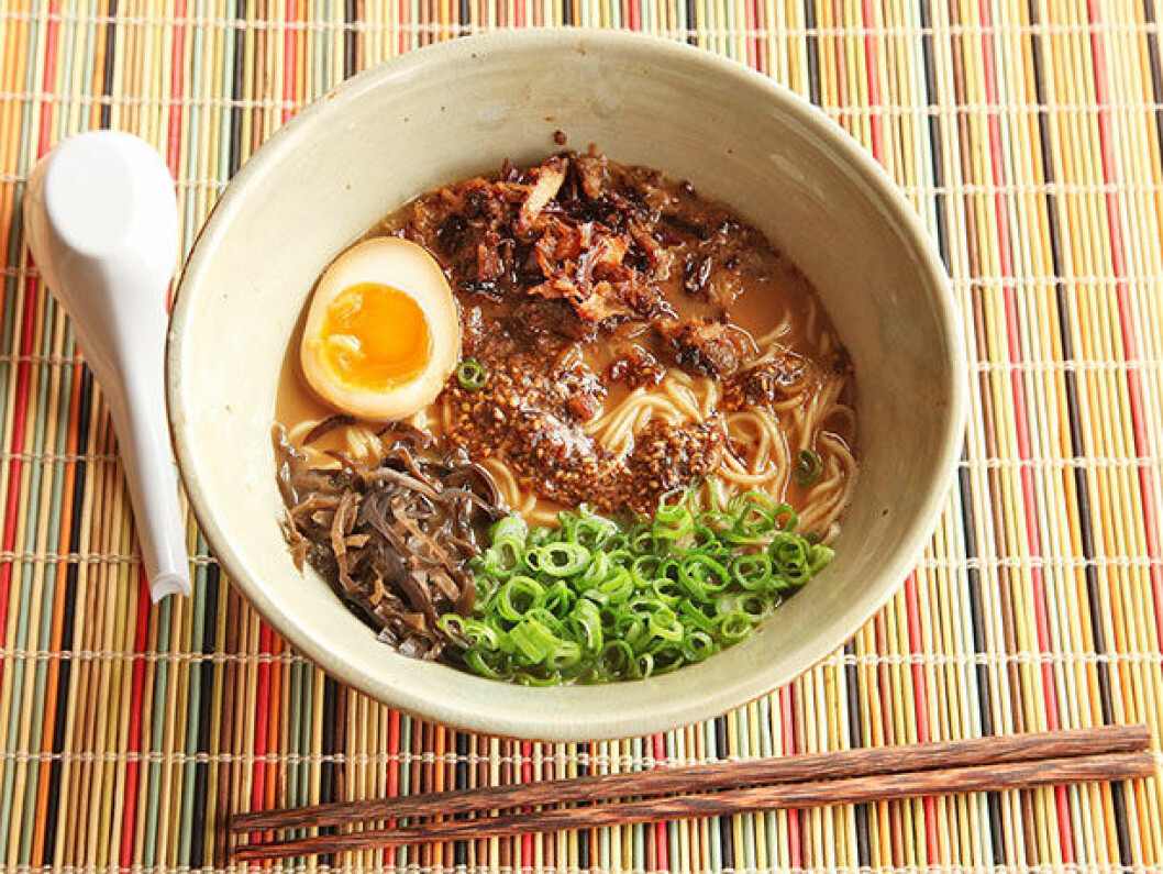Misoramen med krispig ”shredded pork” och rostad vitlök-sesamolja. Bild och recept: <a href="http://www.seriouseats.com/2013/09/food-lab-miso-ramen-crispy-pork-black-garlic-sesame-oil.html" target="_blank" rel="noopener">www.seriouseats.com</a> Misoramen med krispig ”shredded pork” och rostad vitlök-sesamolja.