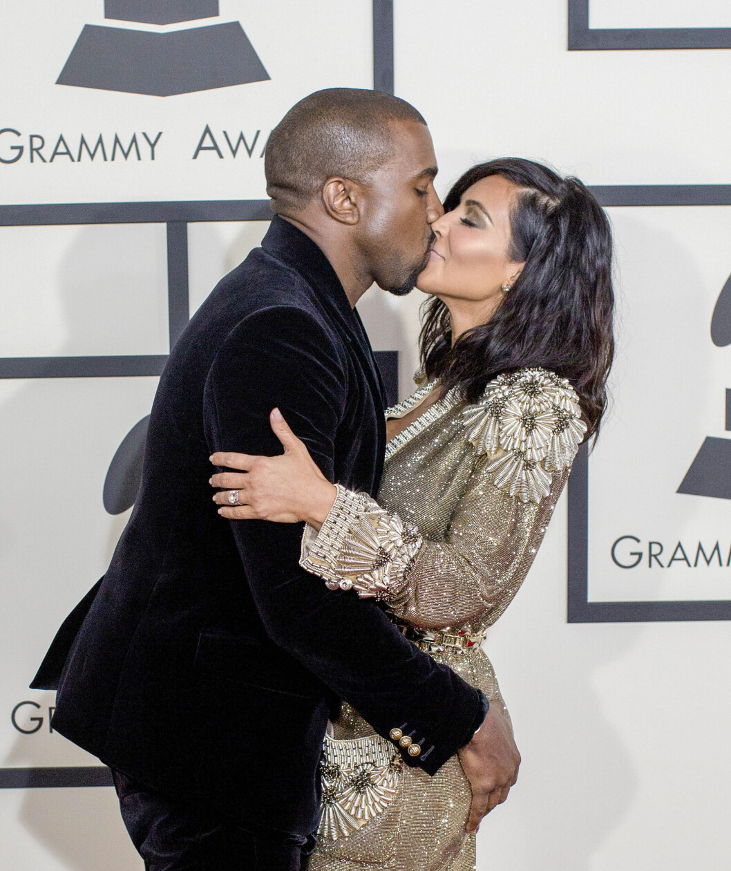kanye west, kim kardashian kyss