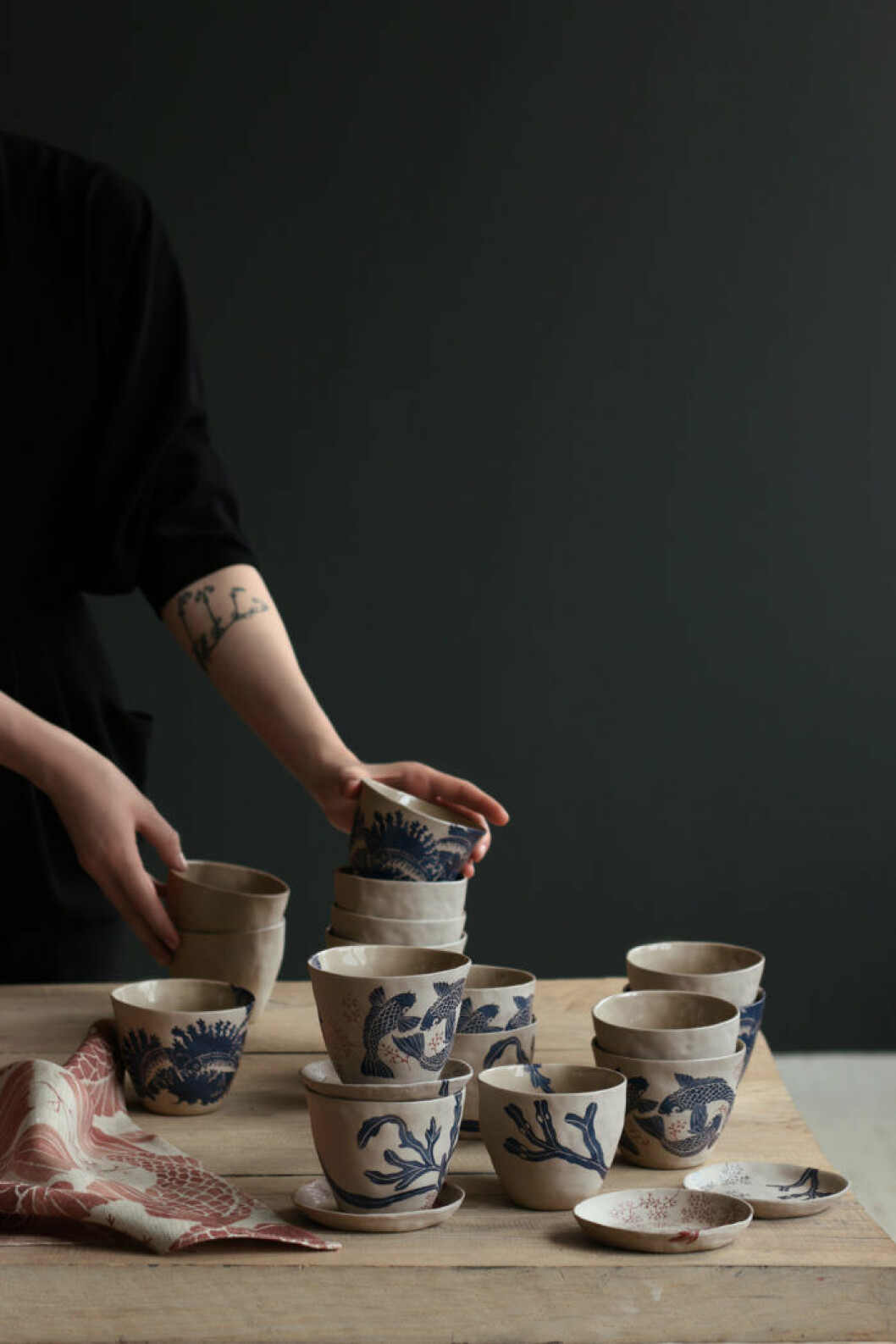 The Bliss Collection, ett samarbete mellan keramikern <a href="https://kajsacramer.se/" target="_blank" rel="noopener">Kajsa Cramer</a> och mönsterskaparen <a href="https://www.emmavonbromssen.se/" target="_blank" rel="noopener">Emma von Brömssen.</a>