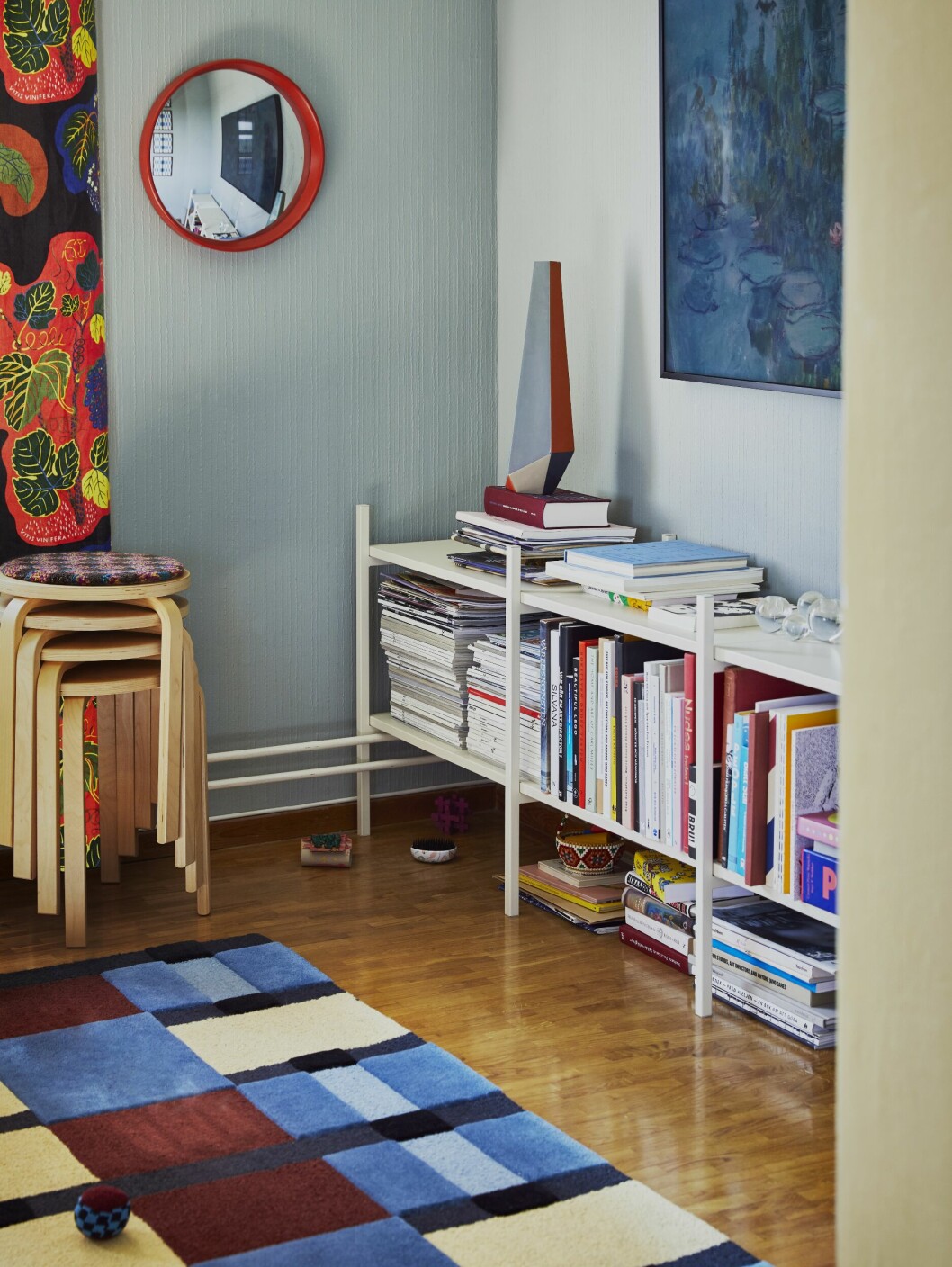 Spegel, <em class="">Konvex</em>, Svenskt tenn. Våd, <em class="">Poisons</em>, Josef Frank för Svenskt tenn. Vas, Habitat. Pallar, Ikea. ”Vi köpte dem till en kräftskiva, har säkert 12 stycken.” Dyna, Axel Wahl. Tv,<span class=" italic" data-lab-italic_desktop="italic"> The frame</span>, Samsung. Låg bokhylla, <em class="">Portal</em>, Tônn. När det gäller färger har Evelina en inre kompass: ”Våga ta in fult, det ska skava lite.” bokhylla hos evelina kroon