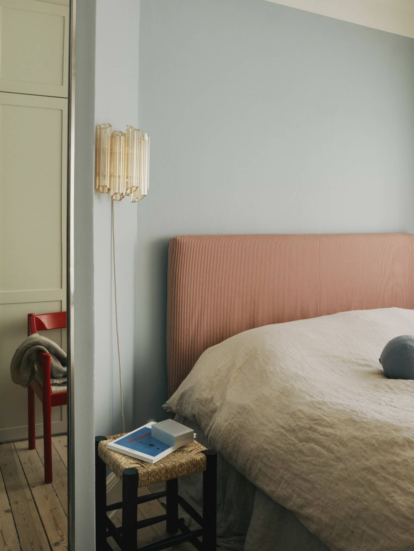 Ljusblått sovrum med lampa i muranoglas och hemmagjord sänggavel