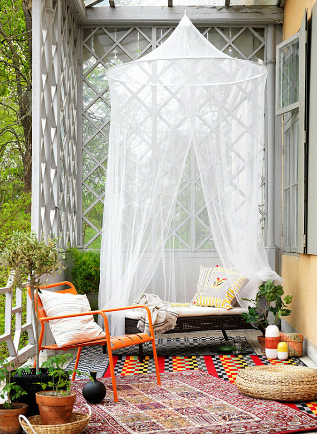 Baclony with cozy tulle and carpets.