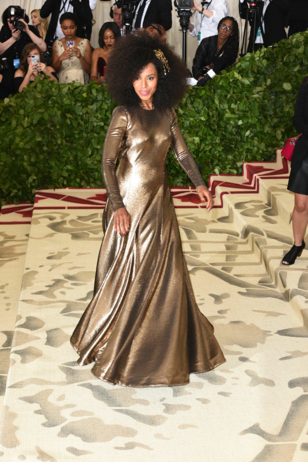 Kerry Washington i en skimrande långklänning.