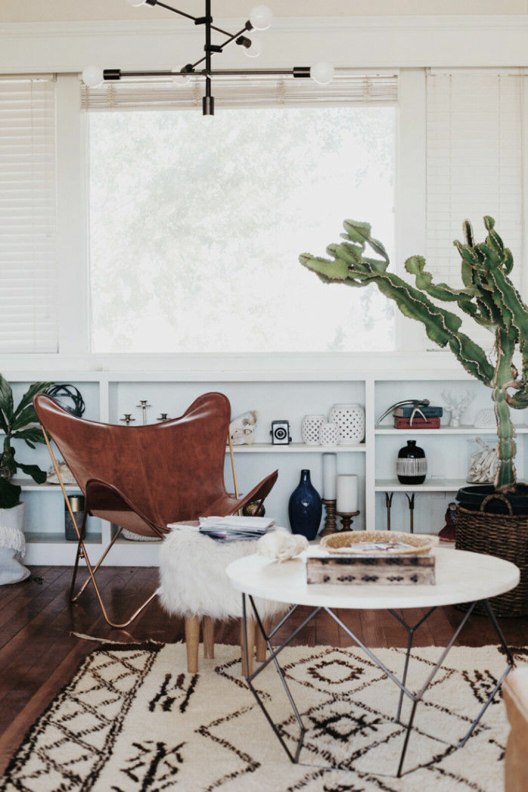 Via: <a href="http://blog.westelm.com/2015/10/12/chy-parker-home-tour/?crlt_pid=camp.ztKqMr12zXAl" target="_blank" rel="noopener">Front + Main</a> 21. kaktus