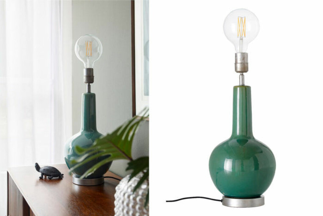 Bordslampa med grön fot.