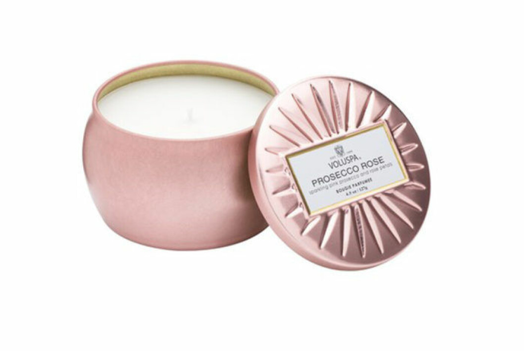 Ljus med doften Prosecco rose i dekorativt rosatonad plåtburk med lock.