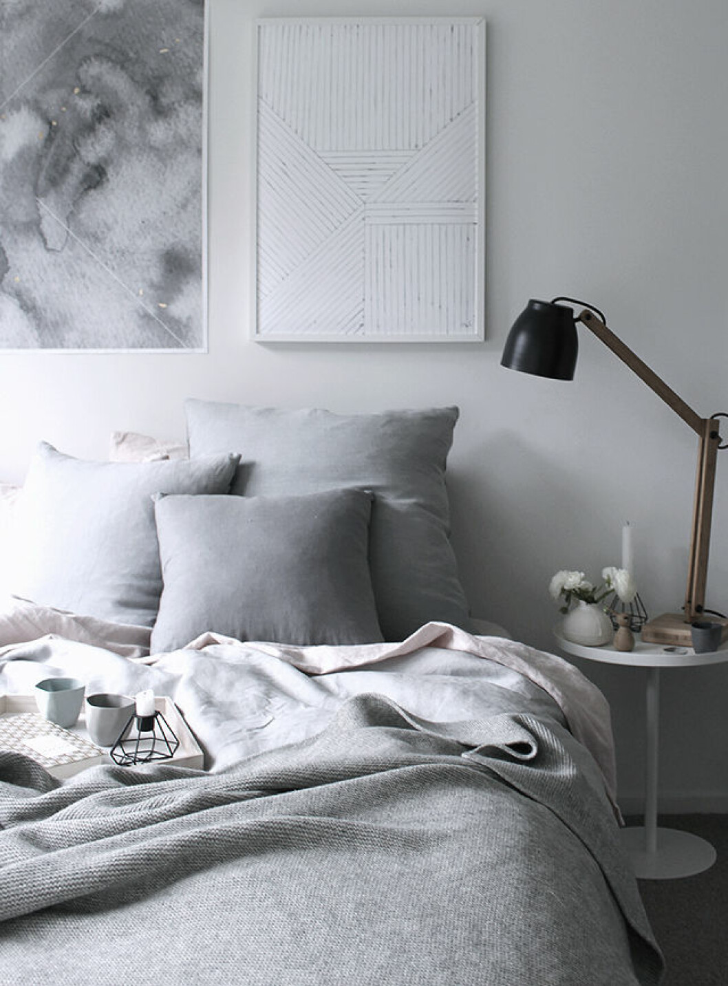Via: The Design Chaser Grått ton i ton i ett sovrum