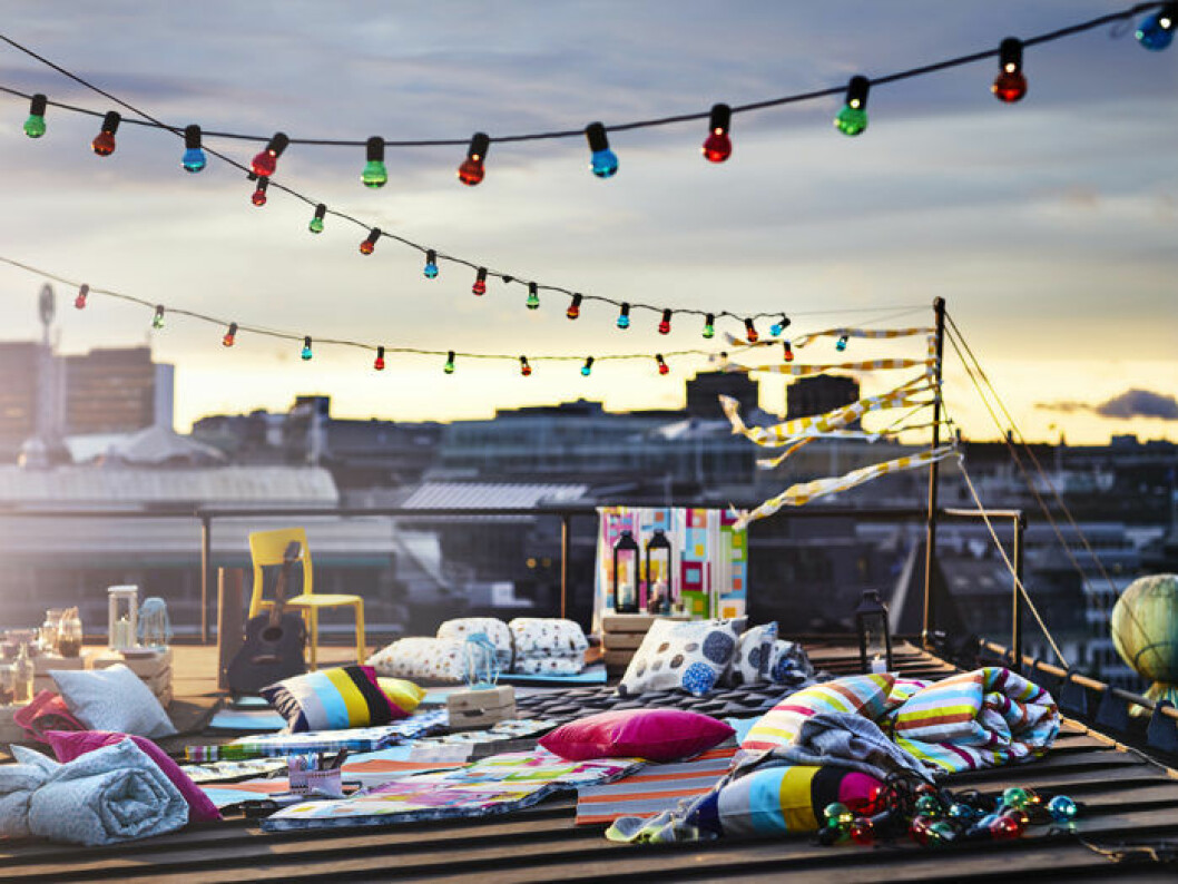 Färggranna ljusslingor för utomhusbruk, plädar och filtar och kuddar från Ikea. Balkongmöbler och balkonginredning. Ikeas sommarnyheter 2018.