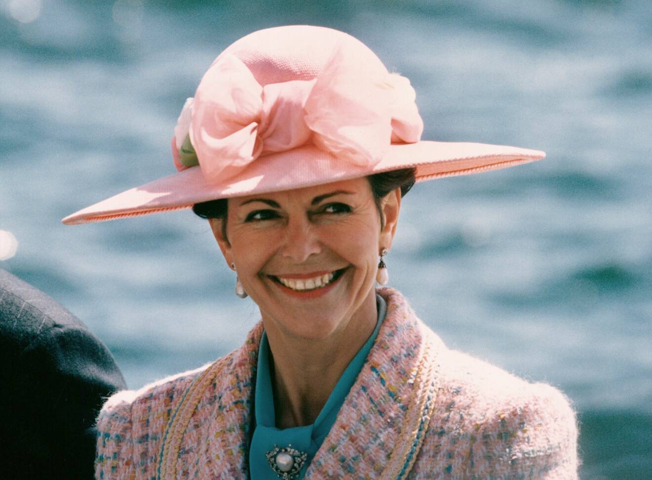 Drottning Silvia i rosa hatt.