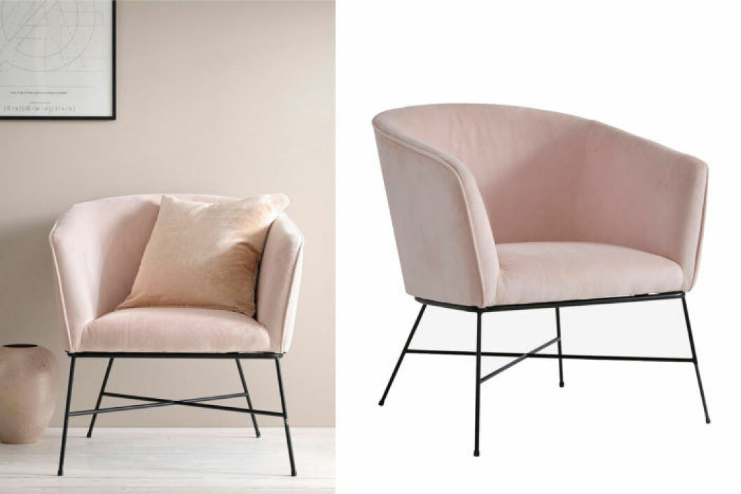 Stilren fåtölj i rosa sammet och ben av svart metall.