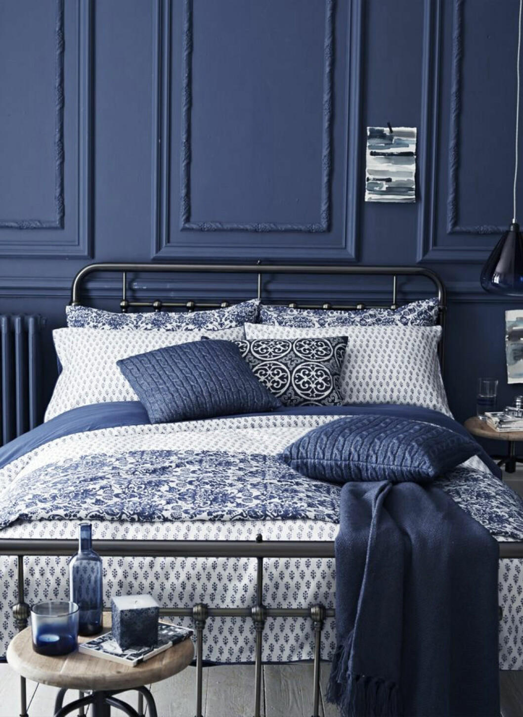 Via: Mad About The House Mörkblå väggar med dekorativa lister som är målade i samma kulör