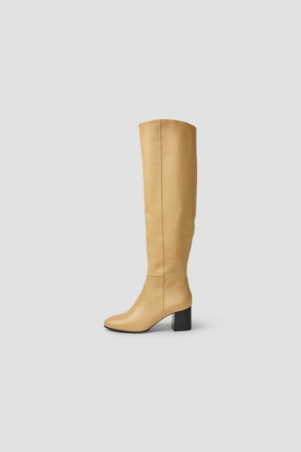 Knähöga skinnstövlar i en varm nyans av beige från Filippa K.